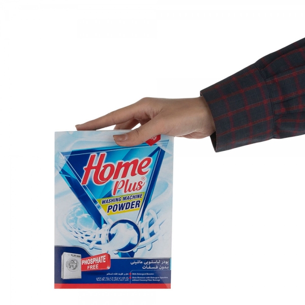 پودر لباسشویی ماشینی بدون فسفات ۵۰۰ گرمی هوم پلاس در دست یک مشتری با زمینه سفید