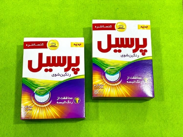 دو جعبه پودر لباسشویی پرسیل با فرمولاسیون کنسانتره و مخصوص شستشوی لباس‌های رنگی برای حفظ ثبات رنگ، یک انتخاب عالی برای شستشوی لباس در ایران