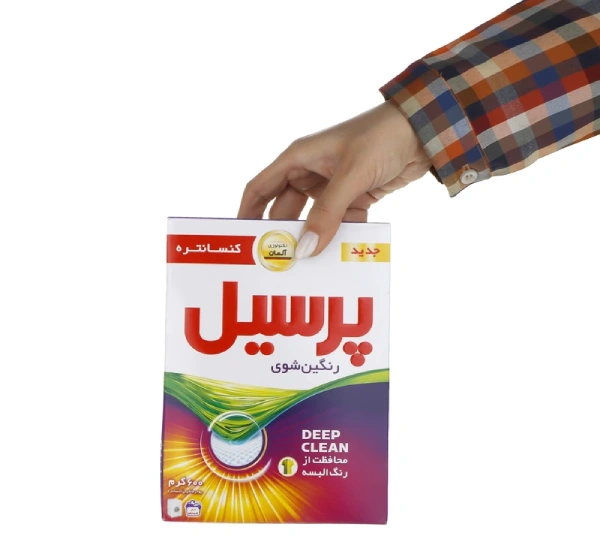 پودر لباسشویی ماشینی رنگین شوی ۶۰۰ گرمی پرسیل مدل Deep Clean در دست مصرف‌ کننده