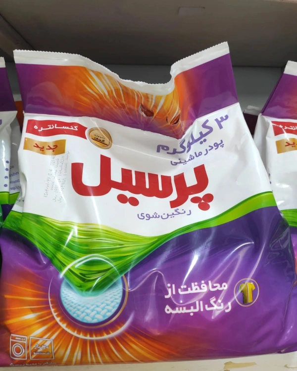کیسه پودر لباسشویی ۳ کیلوگرمی پرسیل، مخصوص لباس‌ های رنگین، با فرمولاسیون محافظت از رنگ لباس و قدرت پاک‌ کنندگی بالا، موجود در فروشگاهی در ایران