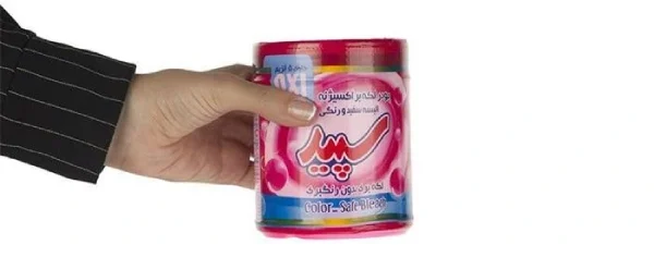 پودر لکه بر البسه سفید و رنگی 500 گرمی سپید در دستان یک مشری