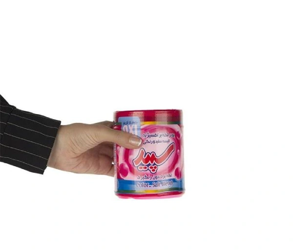 پودر لکه بر البسه سفید و رنگی 500 گرمی سپید در دستان یک مشری