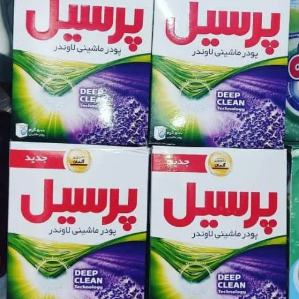 Persil Deep Clean پودر ماشین لباسشویی با فناوری تمیز کنندگی عمیق، بسته‌بندی‌های مشابه با طراحی سبز، سفید و بنفش.